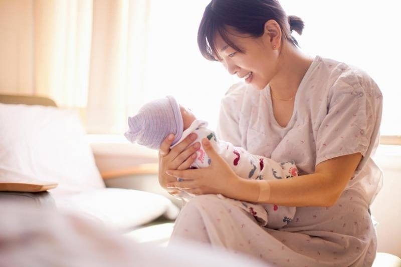 Không nên để người lạ ôm hôn bé