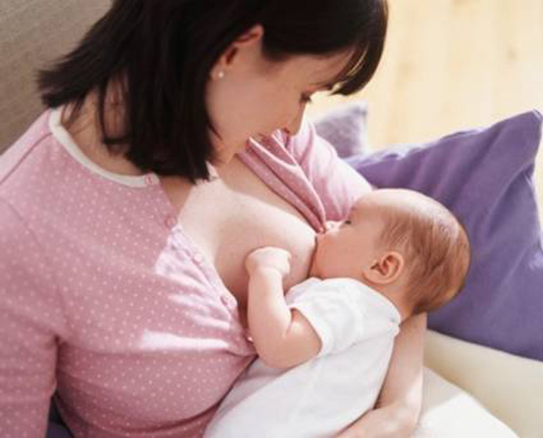 Không nên cho bé ngưng bú mẹ sớm