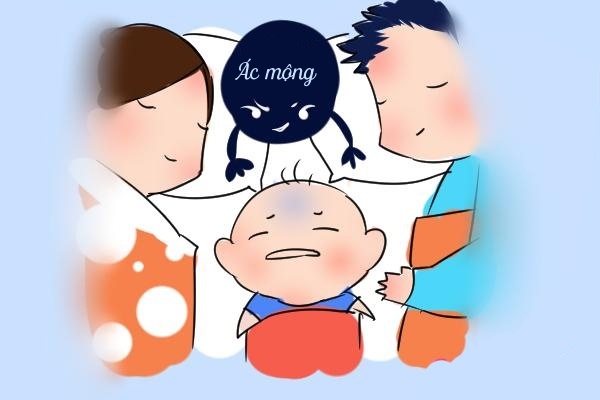 Cho bé ngủ chung giường với bố mẹ