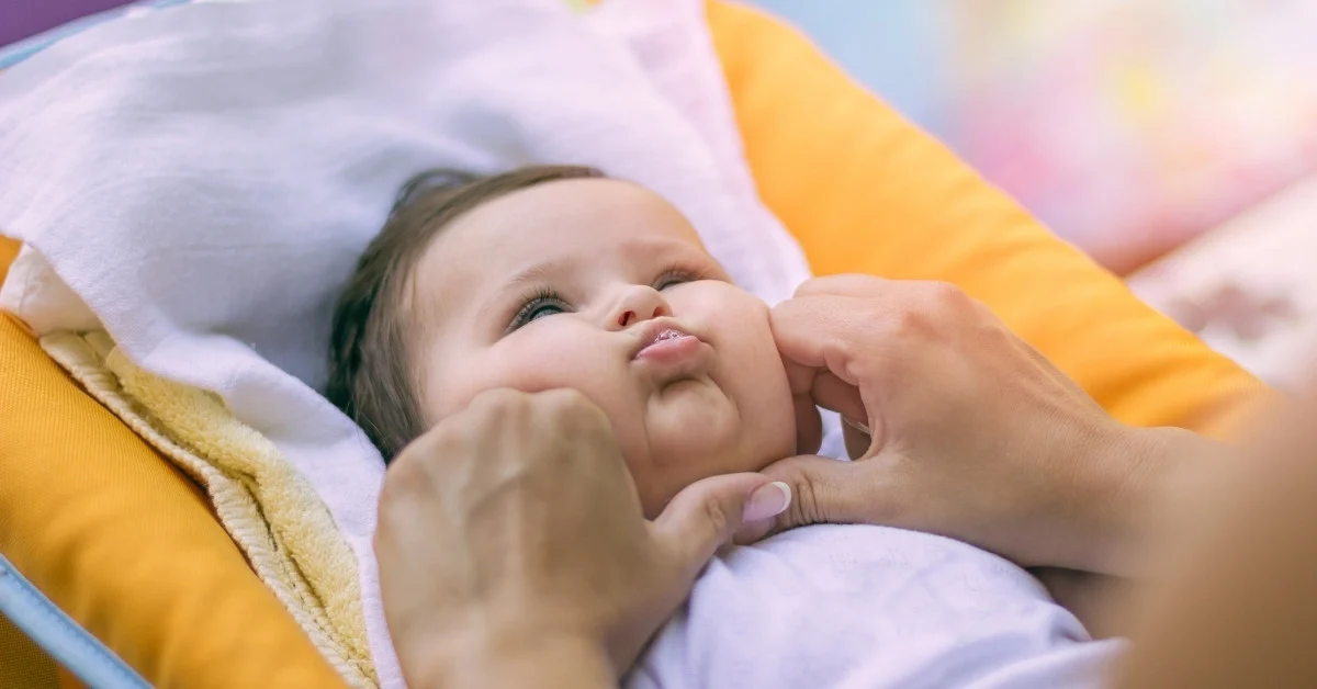 Những điều kiêng kỵ khi chăm sóc trẻ sơ sinh - Nhéo má hoặc mặt của trẻ