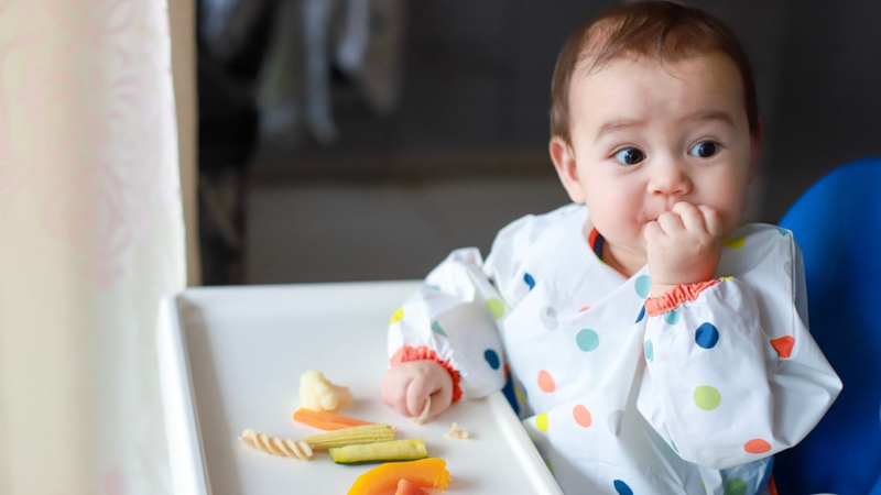 Bé ngồi thẳng giúp ăn dễ và giảm nguy cơ hóc
