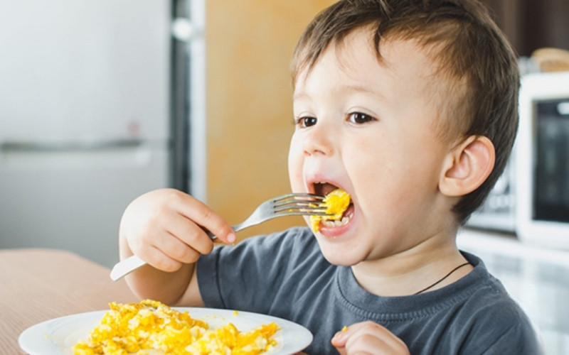 Bé biết tự đưa thức ăn vào miệng khi sẵn sàng
