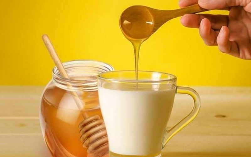 Không nên cho bé dùng mật ong sữa bò quá sớm