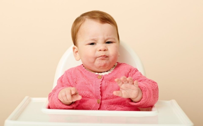 Theo dõi biểu hiện bé khi thử món mới