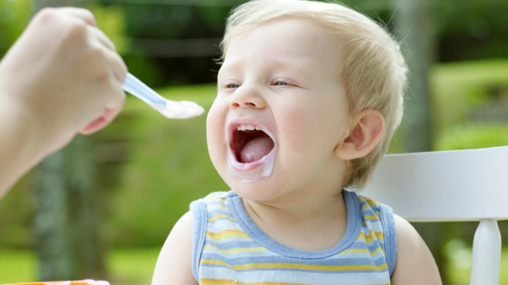 Bé muốn ăn là lúc nên tập cho bé ăn dặm