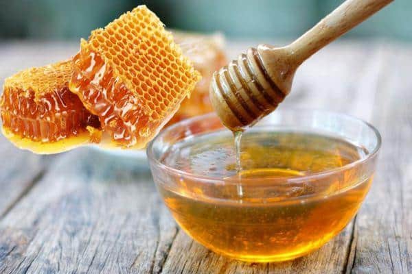 Mật ong giúp làm dịu triệu chứng khò khè ở trẻ 6 tháng